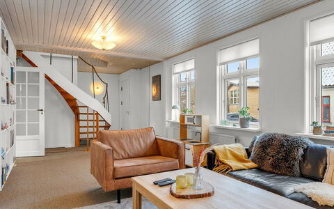 Noreen - 500M from the Sea: Design Intérieur, Sol, Mur, Meubles, Sol, Bois, Canapé, Plafond, Salon, Parquet