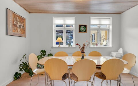 Noreen - 500M from the Sea: Meubles, Design Intérieur, Mur, Sol, Bois, Plafond, Sol, Chaise, Table, Salle À Manger