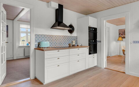 Noreen - 500M from the Sea: Cabinetry, Sol, Sol, Design Intérieur, Bois, Comptoir, Cuisine, Tiroir, Plafond, Meubles