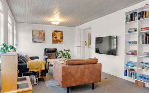 Noreen - 500M from the Sea: Meubles, Design Intérieur, Canapé, Mur, Sol, Sol, Bois, Salon, Plafond, Pièce