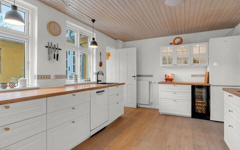 Noreen - 500M from the Sea: Sol, Bois, Cabinetry, Parquet, Sol, Design Intérieur, Cuisine, Domicile, Comptoir, Tiroir