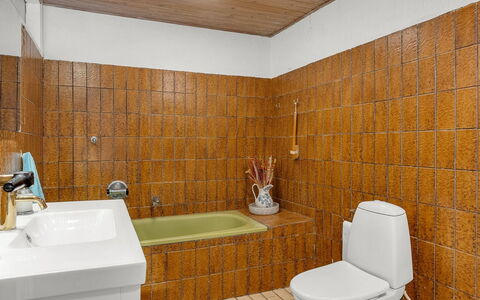 Noreen - 500M from the Sea: Sol, Luminaire Plomberie, Sol, Design Intérieur, Salle De Bains, Tuile, Marron, Robinet, Évier, Plomberie