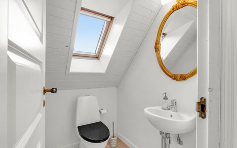 Noreen - 500M from the Sea: Sol, Luminaire Plomberie, Sol, Design Intérieur, Salle De Bains, Plafond, Plomberie, Évier, Toilette, Robinet