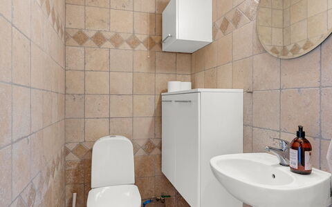 Filisha - 200M from the Sea: Siège De Toilette, Salle De Bains, Toilette, Sol, Luminaire Plomberie, Mur, Sol, Évier, Design Intérieur, Tuile