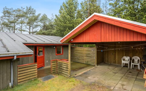 Samine - 1.2Km from the Sea: Domicile, Toit, Maison, Porte, Chalet, Ombre, Jardin, Couverture De Sol, Porche, Cour