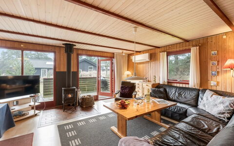 Samine - 1.2Km from the Sea: Bois, Meubles, Plafond, Dur, Tache De Bois, Salon, Canapé, Chalet, Chaise, Cabane En Rondins