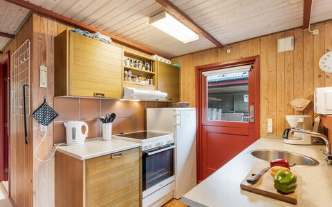 Samine - 1.2Km from the Sea: Sol, Bois, Design Intérieur, Cuisine, Sol, Comptoir, Principaux Appliance, Meubles, Plafond, Pièce