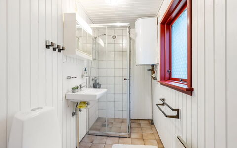 Samine - 1.2Km from the Sea: Luminaire Plomberie, Bois, Sol, Sol, Lavabo, Salle De Bains, Évier, Robinet, Plomberie, Plafond