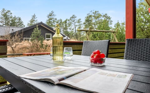 Samine - 1.2Km from the Sea: Meubles, Chaise, Mobilier De Jardin, Table, Tableau De Plein Air, Jardin, Dur, Table Cuisine Et Salle A Manger, Ombre, Tache De Bois