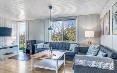 Galmand - 75M to the Fjord: Bois, Meubles, Domicile, Canapé, Plafond, Salon, Dur, Throw Pillow, Tache De Bois