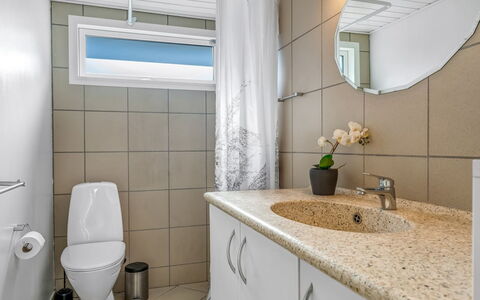 Galmand - 75M to the Fjord: Luminaire Plomberie, Lavabo, Design Intérieur, Salle De Bains, Évier, Sol, Sol, Robinet, Armoire De Toilette, Toilette