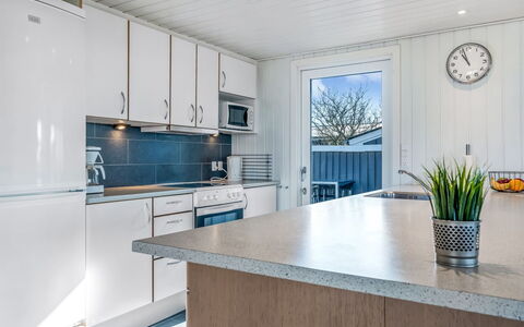 Galmand - 75M to the Fjord: Cuisine, Domicile, Comptoir, Principaux Appliance, Robinet, Appareil De Cuisine, Dur, Luminaire Plomberie, Cabinetry, Évier