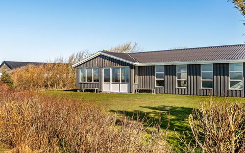 Galmand - 75M to the Fjord: Bleu, Arbuste, Chalet, Couverture De Sol, Jardin, Biens, Ombre, Aménagement Paysager, Ferme, Eco Hôtel