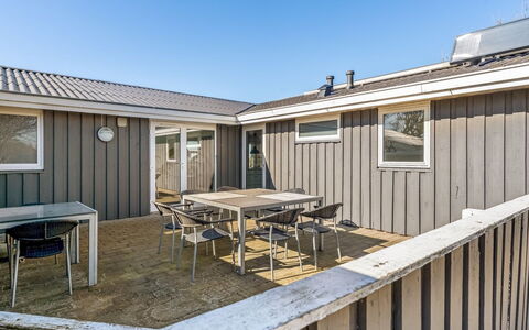 Galmand - 75M to the Fjord: Bleu, Arbuste, Chalet, Couverture De Sol, Jardin, Biens, Ombre, Aménagement Paysager, Ferme, Eco Hôtel