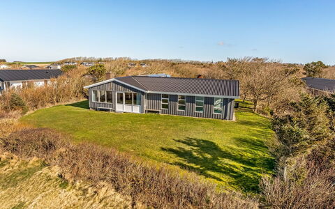 Galmand - 75M to the Fjord: Bleu, Arbuste, Chalet, Couverture De Sol, Jardin, Biens, Ombre, Aménagement Paysager, Ferme, Eco Hôtel