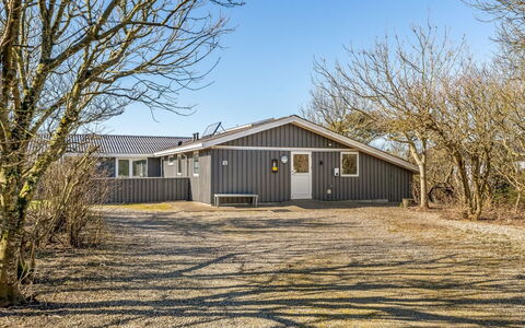 Galmand - 75M to the Fjord: Bleu, Arbuste, Chalet, Couverture De Sol, Jardin, Biens, Ombre, Aménagement Paysager, Ferme, Eco Hôtel