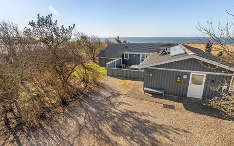 Galmand - 75M to the Fjord: Bleu, Arbuste, Chalet, Couverture De Sol, Jardin, Biens, Ombre, Aménagement Paysager, Ferme, Eco Hôtel