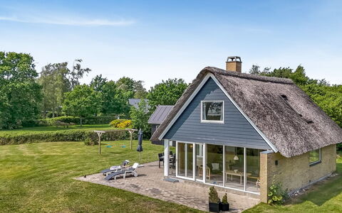 Ellanora - 50M from the Sea: Piscine, Mobilier De Jardin, Meubles, Recours, Dalle, Eco Hôtel, Ombre, Chaise, Loisir, Biens