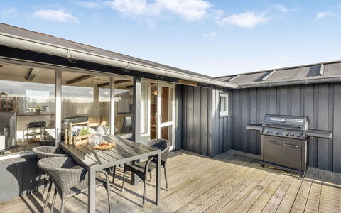 Pihla - 150M from the Sea: Meubles, Mobilier De Jardin, Vaisselle, Table, Drinkware, Chaise, Tableau De Plein Air, Aliments, Bouteille