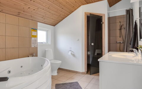 Botwith - 2.8Km from the Sea: Design Intérieur, Sol, Luminaire Plomberie, Sol, Bois, Plafond, Salle De Bains, Pièce, Baignoire, Robinet