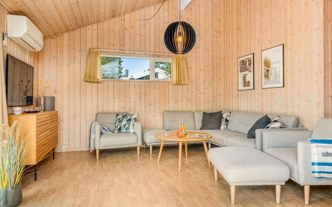 Alisa - 1.9Km from the Sea: Bois, Sol, Design Intérieur, Plafond, Sol, Parquet, Meubles, Domicile, Pièce, Salon