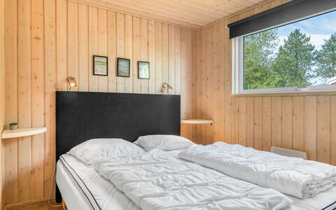 Alisa - 1.9Km from the Sea: Chambre, Bois, Lit, Drap De Lit, Literie, Design Intérieur, Cadre De Lit, Plafond, Meubles, Pièce