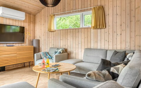 Alisa - 1.9Km from the Sea: Design Intérieur, Sol, Bois, Meubles, Sol, Plafond, Salon, Canapé, Éclairage, Pièce
