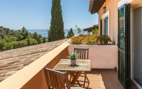 Tiana: Domicile, Balcon, Ombre, Eco Hôtel, Chaise, Villa, Plante D'Appartement, Recours