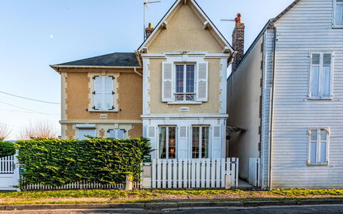 Girofla: Bâtiment, Mur, Fenêtre, Maison, Domicile, Façade, Architecture, Zone Résidentielle, Porte, Toit