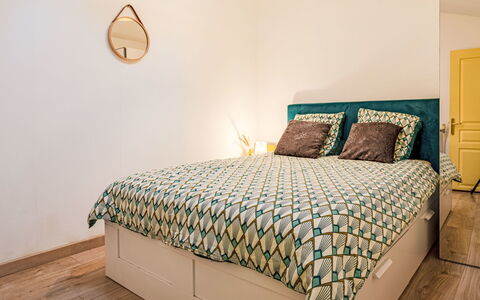Girofla: Lit, Meubles, Design Intérieur, Literie, Chambre, Drap De Lit, Mur, Sol, Sol, Pièce