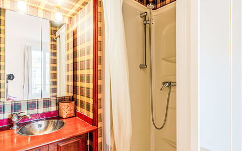 Girofla: Design Intérieur, Sol, Bois, Sol, Salle De Bains, Luminaire Plomberie, Pièce, Plafond, Meubles, Plomberie