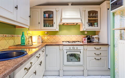 Girofla: Cuisine, Appareil De Cuisine, Comptoir, Cabinetry, Design Intérieur, Principaux Appliance, Sol, Bois, Meubles, Sol