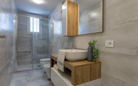 Valledoria 23: Luminaire Plomberie, Évier, Sol, Lavabo, Design Intérieur, Sol, Robinet, Salle De Bains, Plomberie, Armoire De Toilette