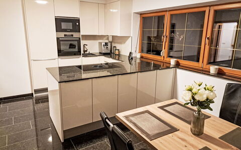 Ossiacher Seeblick: Cuisine, Design Intérieur, Meubles, Comptoir, Sol, Appareil De Cuisine, Cabinetry, Bois, Plafond, Sol