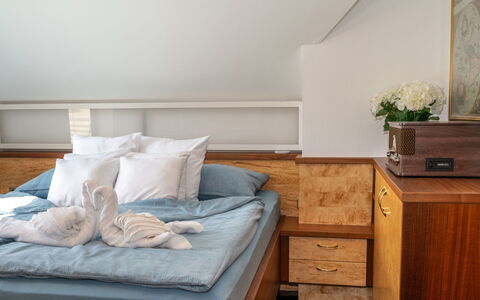 Ossiacher Seeblick: Meubles, Lit, Chambre, Design Intérieur, Bois, Sol, Sol, Drap De Lit, Literie, Éclairage