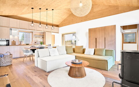 Popcorn: Meubles, Design Intérieur, Sol, Sol, Parquet, Canapé, Bois, Salon, Plafond, Table