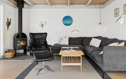 Selinda - 250M from the Sea: Bois, Meubles, Sol, Salon, Design Intérieur, Canapé, Sol, Domicile, Pièce
