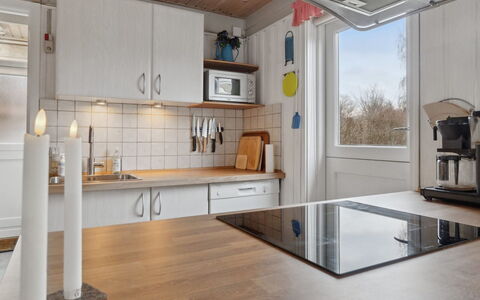 Selinda - 250M from the Sea: Cuisine, Comptoir, Appareil De Cuisine, Design Intérieur, Sol, Bois, Principaux Appliance, Plafond, Meubles, Sol