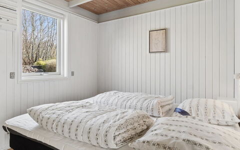 Selinda - 250M from the Sea: Chambre, Lit, Bois, Drap De Lit, Literie, Design Intérieur, Sol, Plafond, Sol, Cadre De Lit