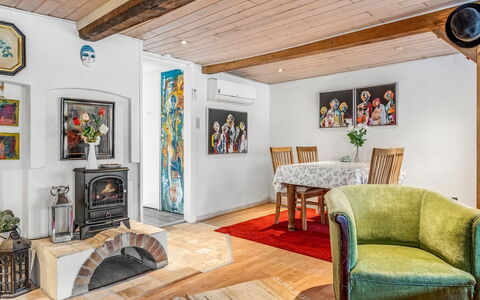 Jouni - 18Km from the Sea: Meubles, Design Intérieur, Sol, Sol, Plafond, Bois, Pièce, Éclairage, Salon, Parquet