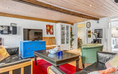 Jouni - 18Km from the Sea: Meubles, Design Intérieur, Bois, Plafond, Sol, Canapé, Sol, Pièce, Salon, Éclairage