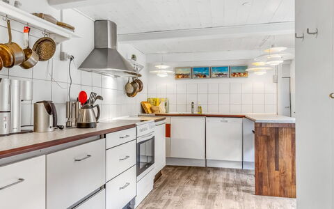 Jouni - 18Km from the Sea: Cuisine, Appareil De Cuisine, Sol, Comptoir, Principaux Appliance, Bois, Design Intérieur, Plafond, Cabinetry, Sol