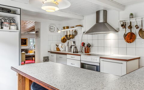 Jouni - 18Km from the Sea: Cuisine, Comptoir, Design Intérieur, Sol, Appareil De Cuisine, Plafond, Cabinetry, Bois, Luminaire, Meubles