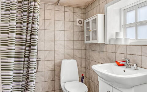 Jouni - 18Km from the Sea: Siège De Toilette, Luminaire Plomberie, Sol, Sol, Toilette, Évier, Design Intérieur, Salle De Bains, Lavabo, Plomberie
