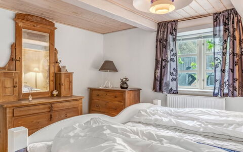 Jouni - 18Km from the Sea: Meubles, Lit, Design Intérieur, Chambre, Bois, Plafond, Literie, Sol, Drap De Lit, Sol