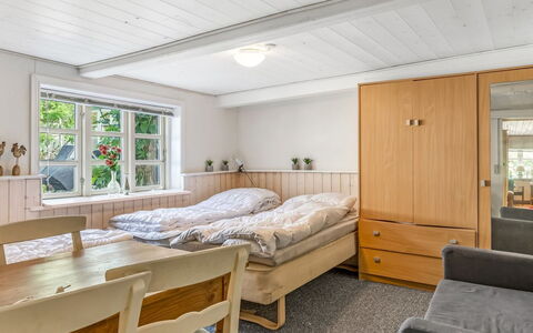 Jouni - 18Km from the Sea: Meubles, Design Intérieur, Chambre, Bois, Lit, Sol, Sol, Plafond, Pièce, Domicile