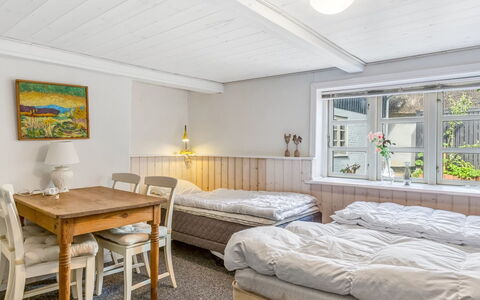 Jouni - 18Km from the Sea: Meubles, Design Intérieur, Bois, Chambre, Lit, Plafond, Sol, Domicile, Literie, Drap De Lit