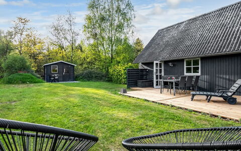Tomassine: Herbe, Toit, Lot Terre, Domicile, Chalet, Jardin, Pelouse, Couverture De Sol, Arrière-Cour, Mobilier De Jardin