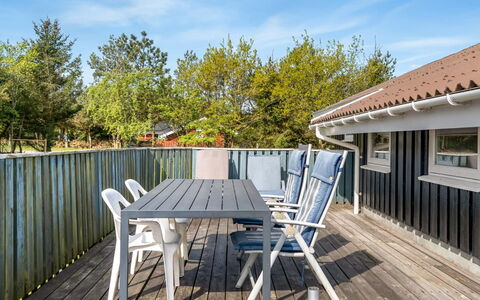Josef - 1.2Km from the Sea: Bois, Mobilier De Jardin, Meubles, Plate-Forme, Porche, Dur, Planche, Composite, Ombre, Parquet