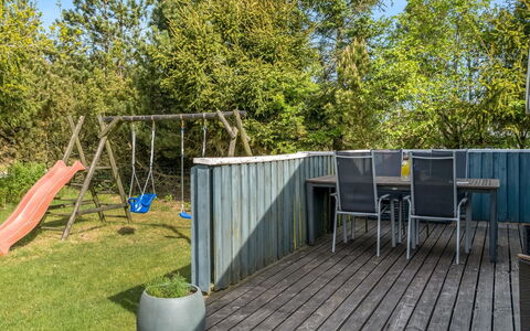 Josef - 1.2Km from the Sea: Bois, Lot Terre, Plate-Forme, Parquet, Dur, Planche, Jardin, Composite, Ombre, Tache De Bois